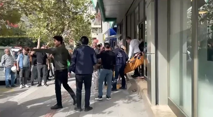 Bursa'da olay yerinde inceleme yapan polis ekipleri ve çevrede toplanan kalabalık.